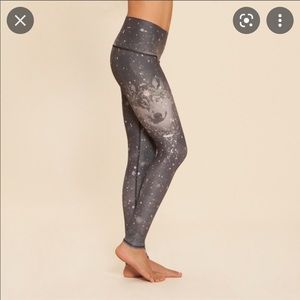 EUC Teeki runs with wolves leggings XS